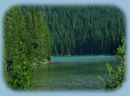 
broken top in the cascade mountains, on the cascade lakes scenic byway in central oregon offering more than a hundred alpine lakes, hiking trails and mountains.