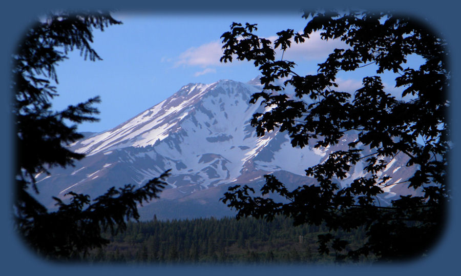 mt shasta from the viewpoint at the trailhead to hedgecreek falls in dunsmuir, california. the hiking trail takes the hiker down to the waterfall, behind it and then out on the other side to come out on a viewpoint above the sacramento river. 
</td></tr>
<tr><td width=